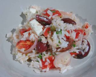 Рис с фетой, помидорами, оливками и каперсами