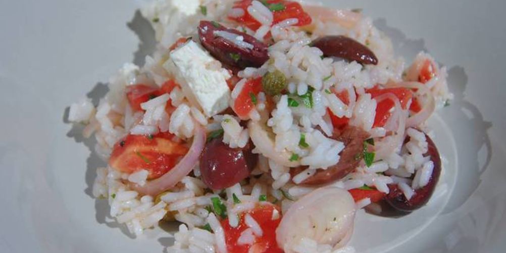 Рецепт рис с фетой, помидорами, оливками и каперсами