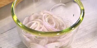 рис с фетой, помидорами, оливками и каперсами