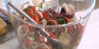 рис с фетой, помидорами, оливками и каперсами