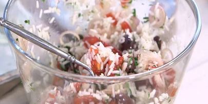 рис с фетой, помидорами, оливками и каперсами