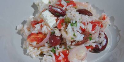 рис с фетой, помидорами, оливками и каперсами