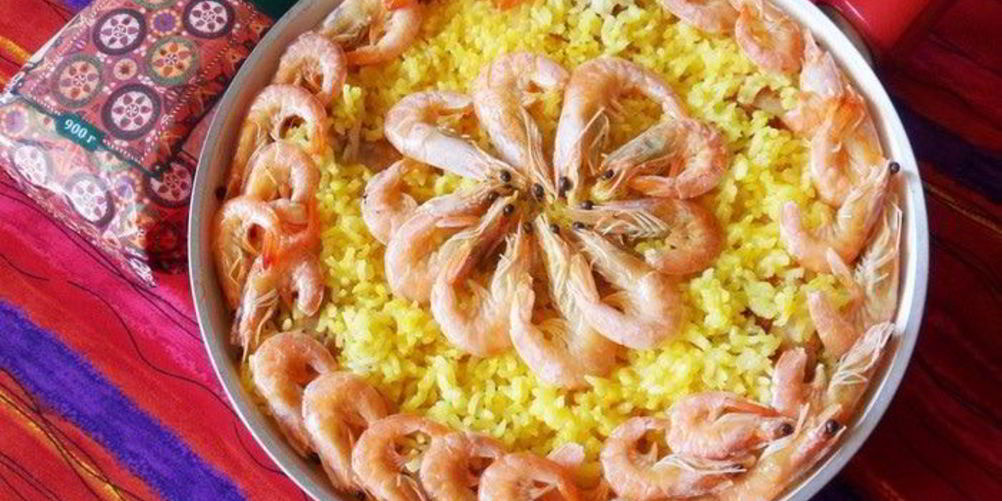 Рецепт рис с креветками, курицей и копчеными колбасками