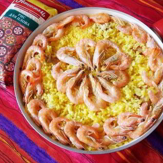 Рис с креветками, курицей и копчеными колбасками