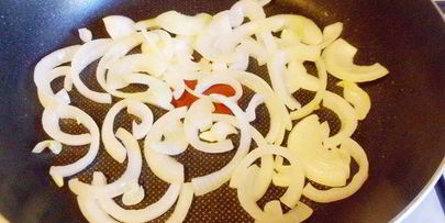 рис с креветками, курицей и копчеными колбасками