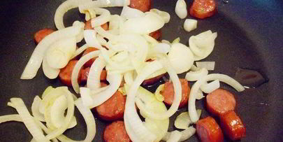 рис с креветками, курицей и копчеными колбасками