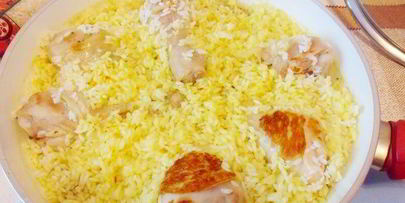 рис с креветками, курицей и копчеными колбасками