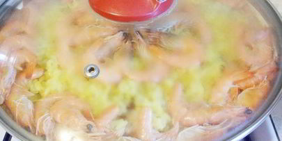 рис с креветками, курицей и копчеными колбасками