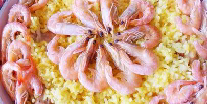 рис с креветками, курицей и копчеными колбасками