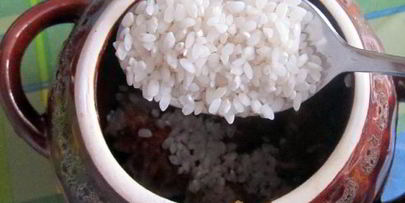 рис с мясом в горшочках