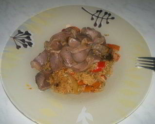 Рис с соевым соусом и сладким перцем и индюшачьи желудочки с чили перцем и имбирем