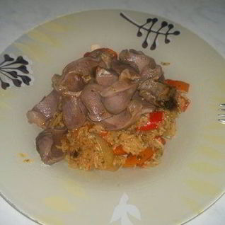 Рис с соевым соусом и сладким перцем и индюшачьи желудочки с чили перцем и имбирем