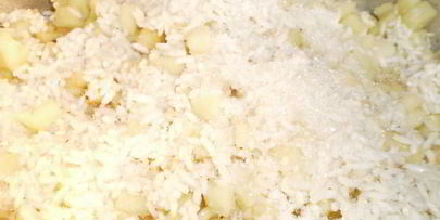 рис с яблоками шарлотка