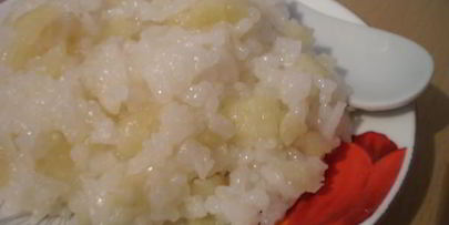 рис с яблоками шарлотка