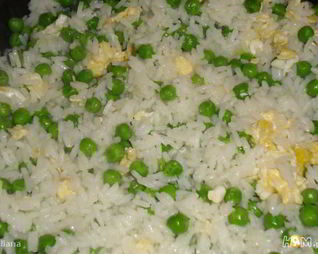 Рис с яйцом и зеленым горошком
