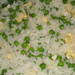 Рис с яйцом и зеленым горошком