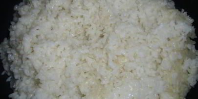 рис с яйцом и зеленым горошком