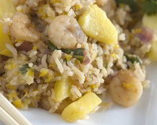 Тайский жареный рис с креветками и ананасами