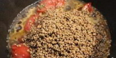 тушеная чечевица