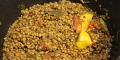 тушеная чечевица