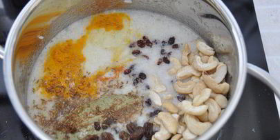 восточный рис с кокосовым молоком, изюмом и кешью