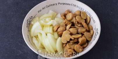 жареная картошка с грибами и луком