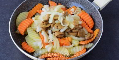 жареная картошка с грибами и луком