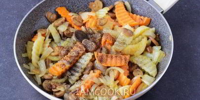 жареная картошка с грибами и луком