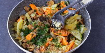 жареная картошка с грибами и луком