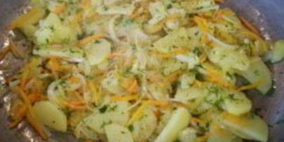 жареная картошка с морковкой