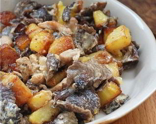 Жаренный картофель с грибами в сливках