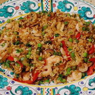 Жареный китайский рис с креветками и сладким перцем