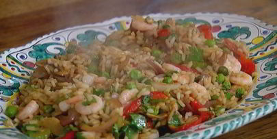 жареный китайский рис с креветками и сладким перцем