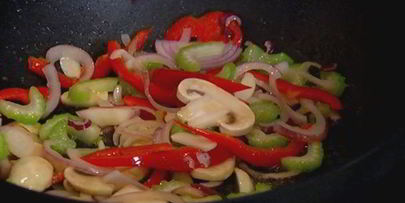 жареный китайский рис с креветками и сладким перцем