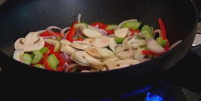 жареный китайский рис с креветками и сладким перцем