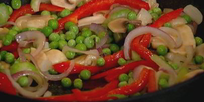 жареный китайский рис с креветками и сладким перцем