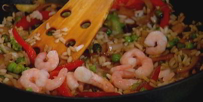 жареный китайский рис с креветками и сладким перцем