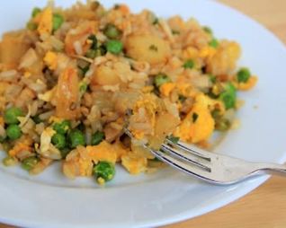 Жареный рис с ананасом