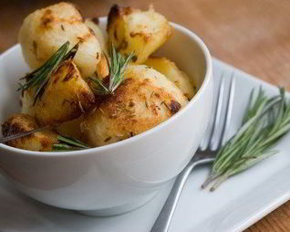 Золотистый молодой картофель с лимоном и розмарином