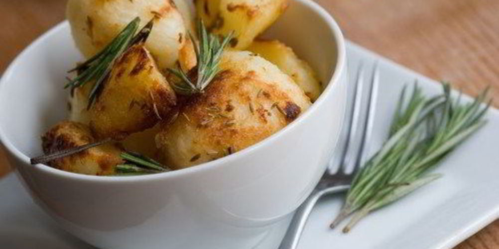 Рецепт золотистый молодой картофель с лимоном и розмарином