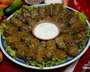 Долма из маринованных виноградных листьев