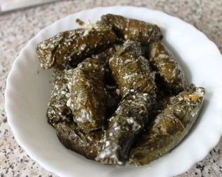 Долма в виноградных листьях