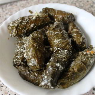 Долма в виноградных листьях