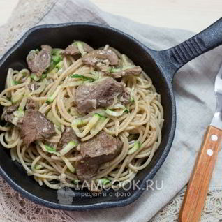 Гречневая лапша с говядиной и овощами