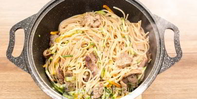 гречневая лапша с говядиной и овощами