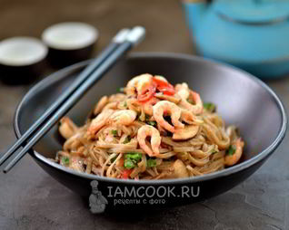 Гречневая лапша с креветками и овощами