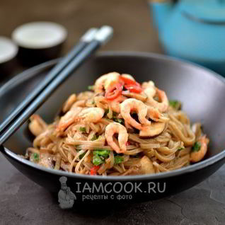 Гречневая лапша с креветками и овощами
