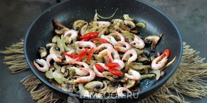 гречневая лапша с креветками и овощами