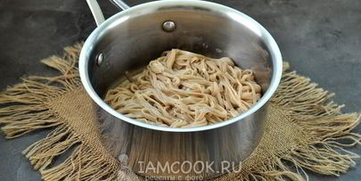 гречневая лапша с креветками и овощами