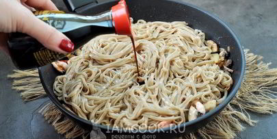 гречневая лапша с креветками и овощами